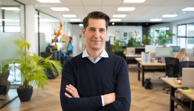 man op kantoor midden op de vloer bij Home of Recruitment